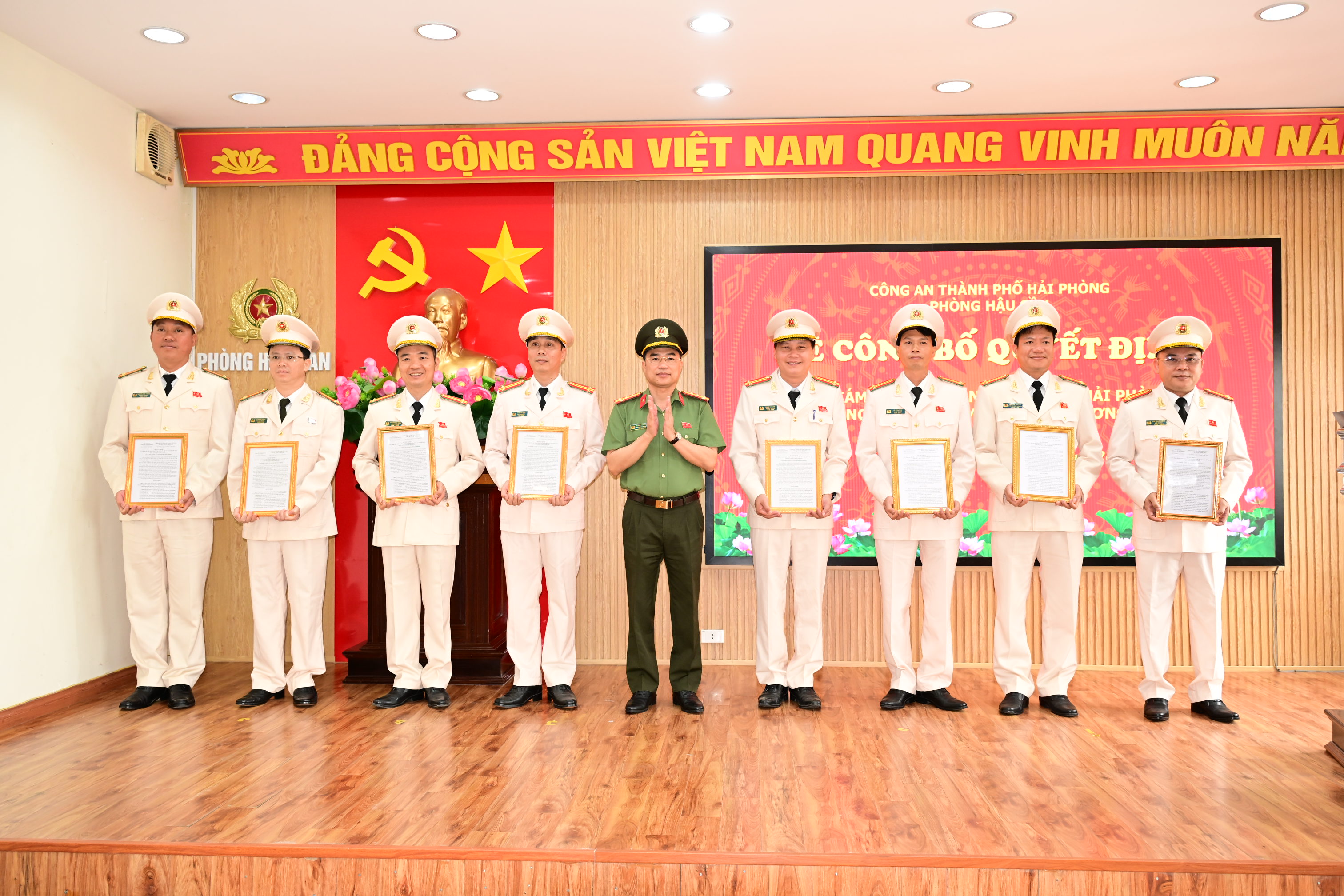 Phòng Hậu cần: Tổ chức công bố quyết định về thăng cấp bậc hàm, nâng lương năm 2026